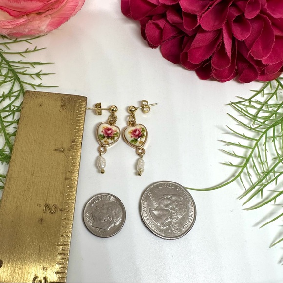NEW⚜️ Freshwater Pearl Floral Heart Charm Dangly Earrings - Picture 3 of 4